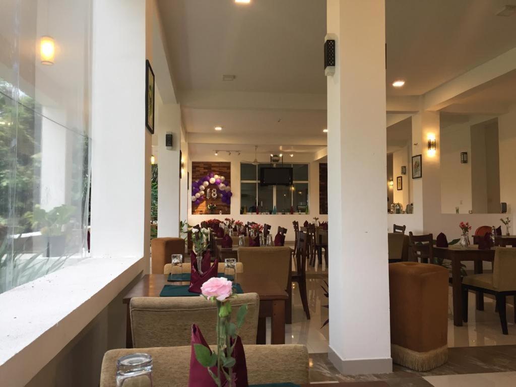 Kandy Rivers Edge Nature Resort Buitenkant foto